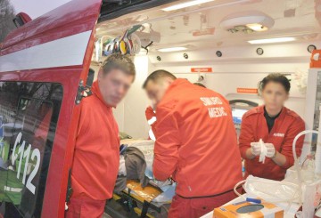 A intrat cu maşina în zidul unui imobil de pe strada Ion Adam